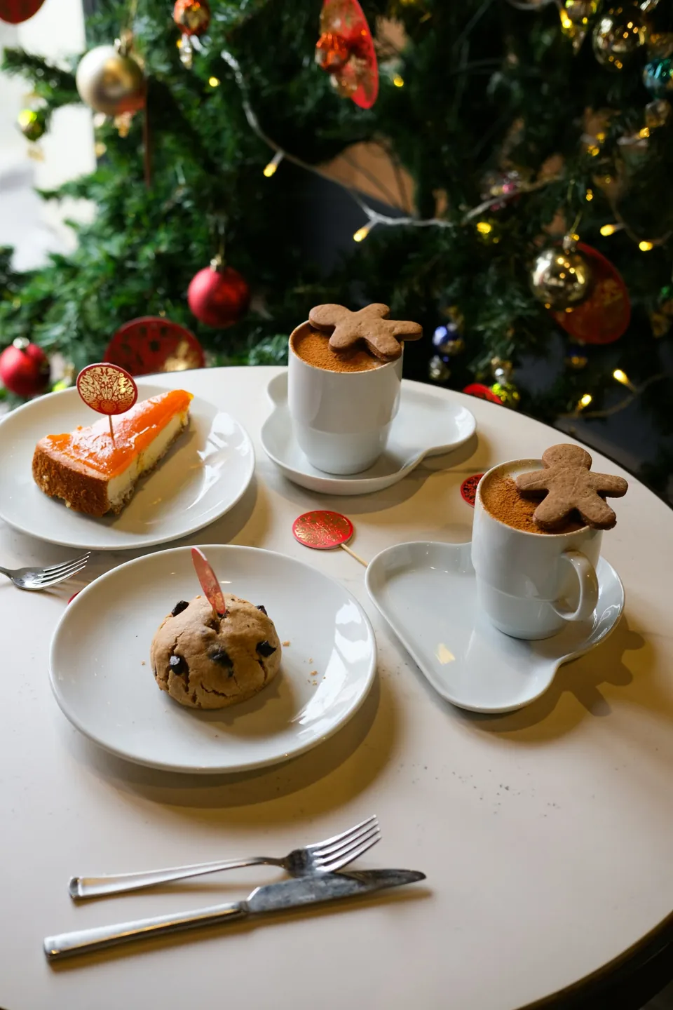 The caf&eacute;&rsquo;s photo of the festive table from above
