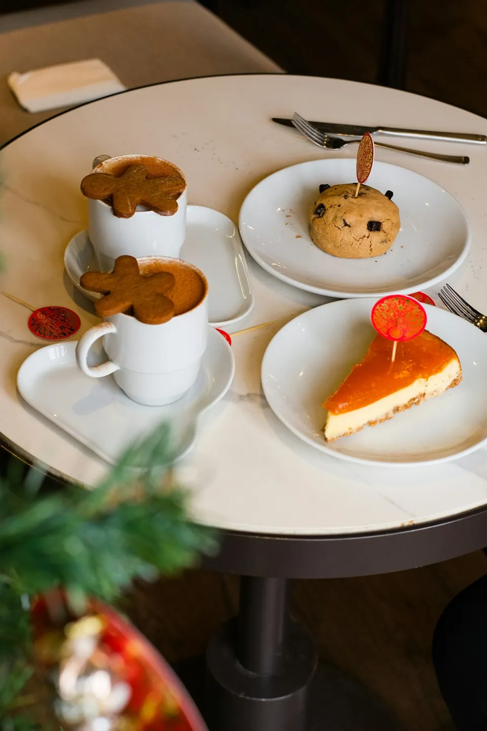 The caf&eacute;&rsquo;s photo of gingerbread hot chocolates and cheesecake