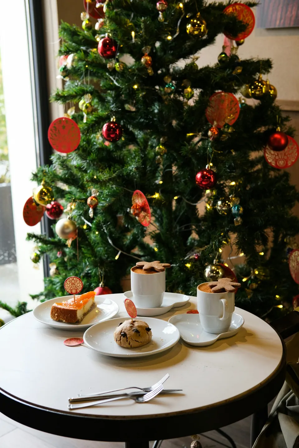 The caf&eacute; window table with the Christmas tree behind