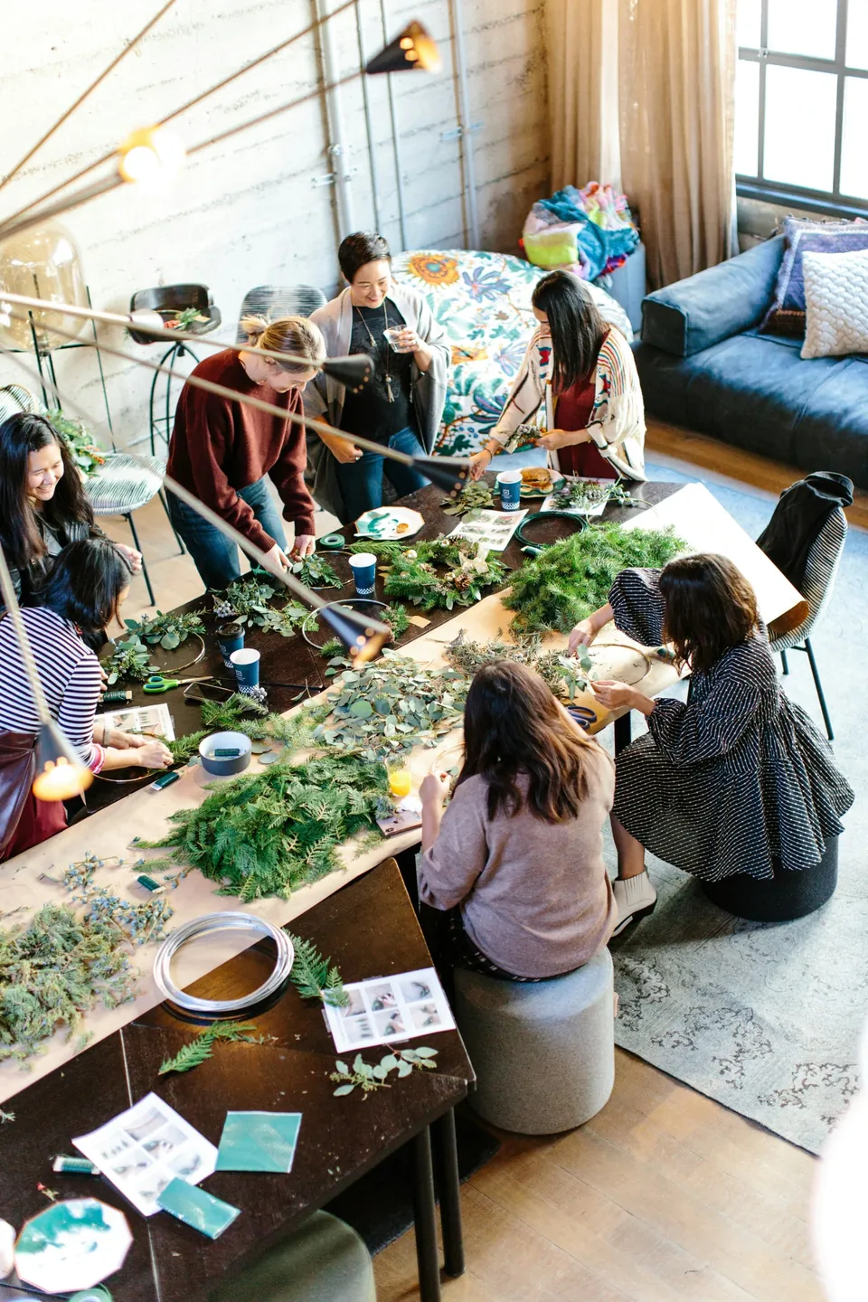 The florist&rsquo;s photo of a wreath workshop table
