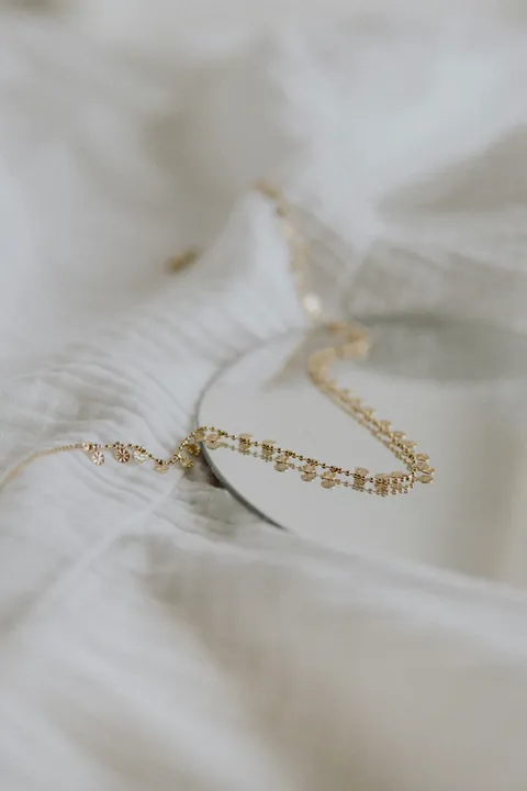 The jeweller&rsquo;s photo of a fine gold chain necklace